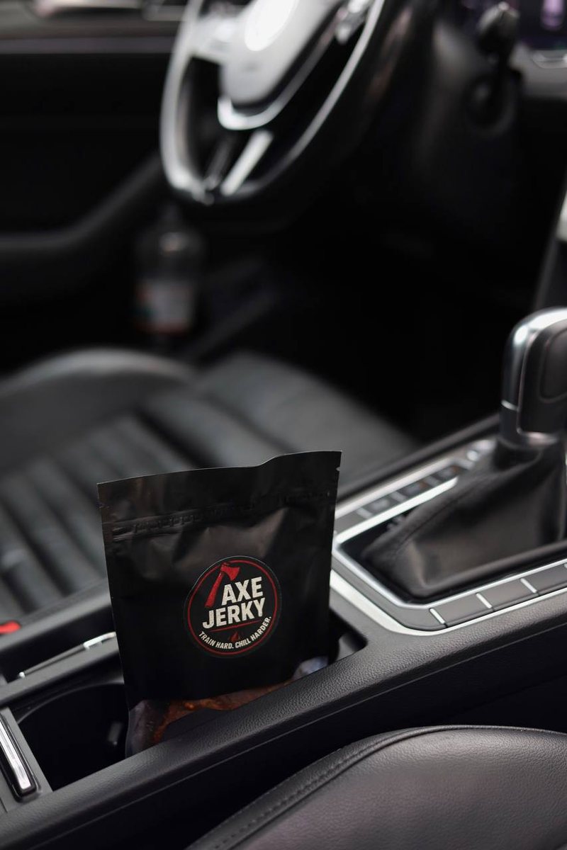 Пачка курячих джерків AXE Jerky на консолі автомобіля