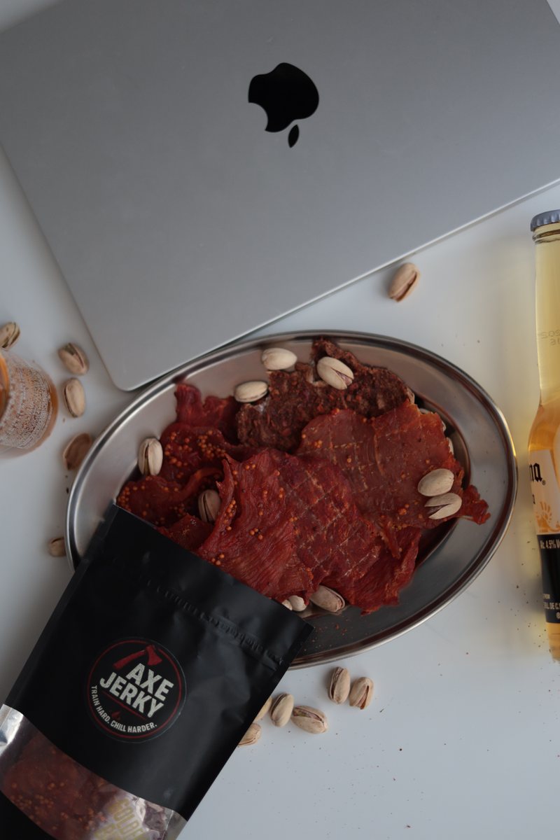 Курячі джерки AXE Jerky, ноутбук і пиво — вечір із серіалом