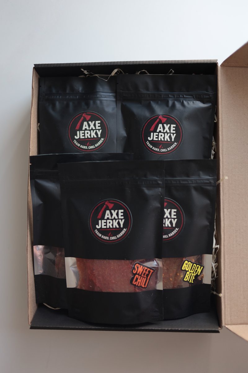 Подарунковий бокс AXE Jerky, заповнений пачками курячих джерків