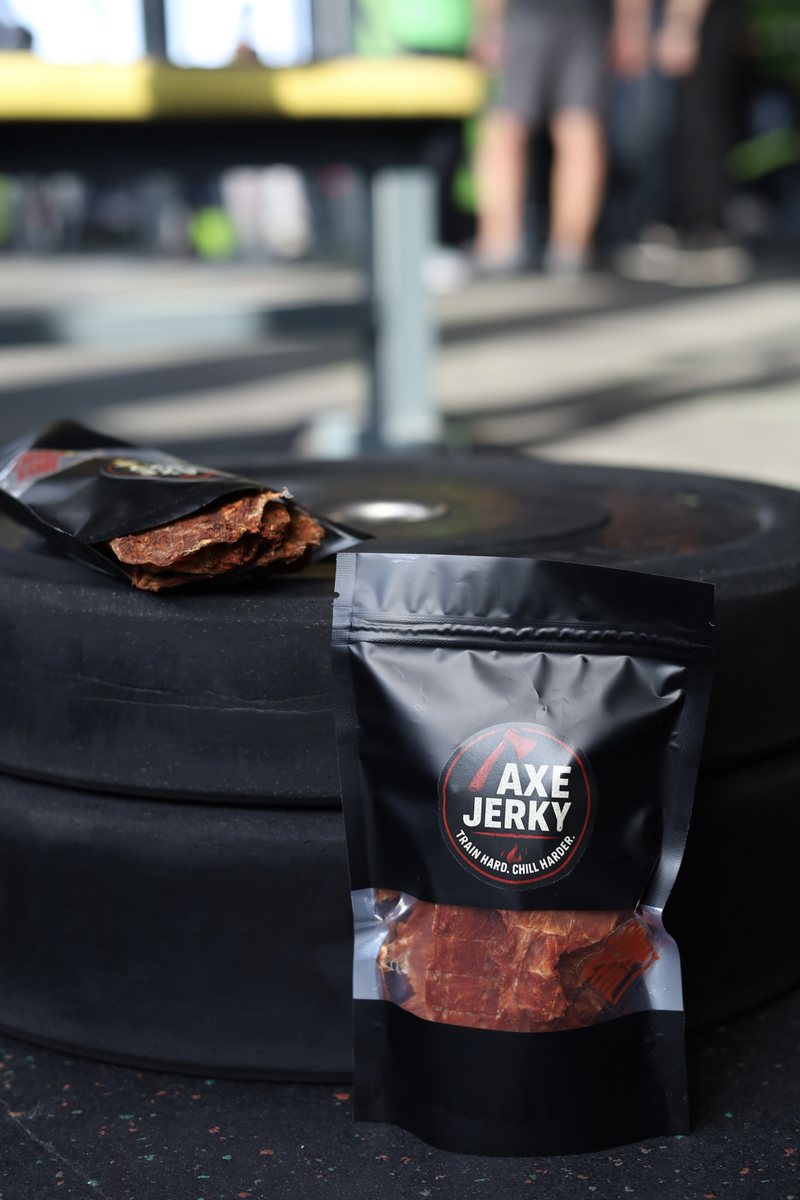 Курячі джерки AXE Jerky на лаві в тренажерному залі