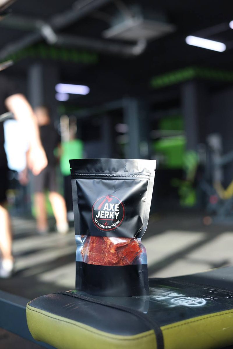 Пачка курячих джерків AXE Jerky у спортзалі