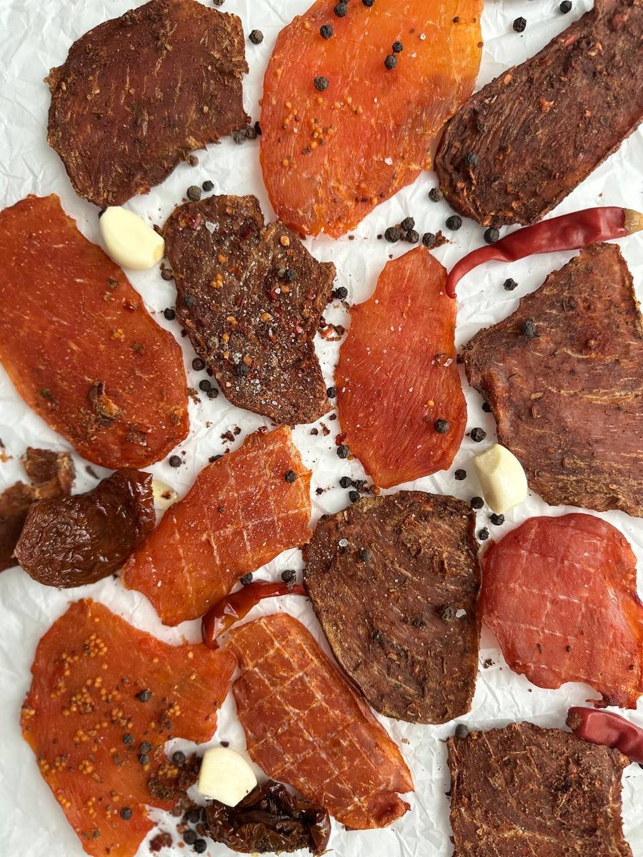 Курячі джерки різних смаків AXE Jerky на світлому тлі