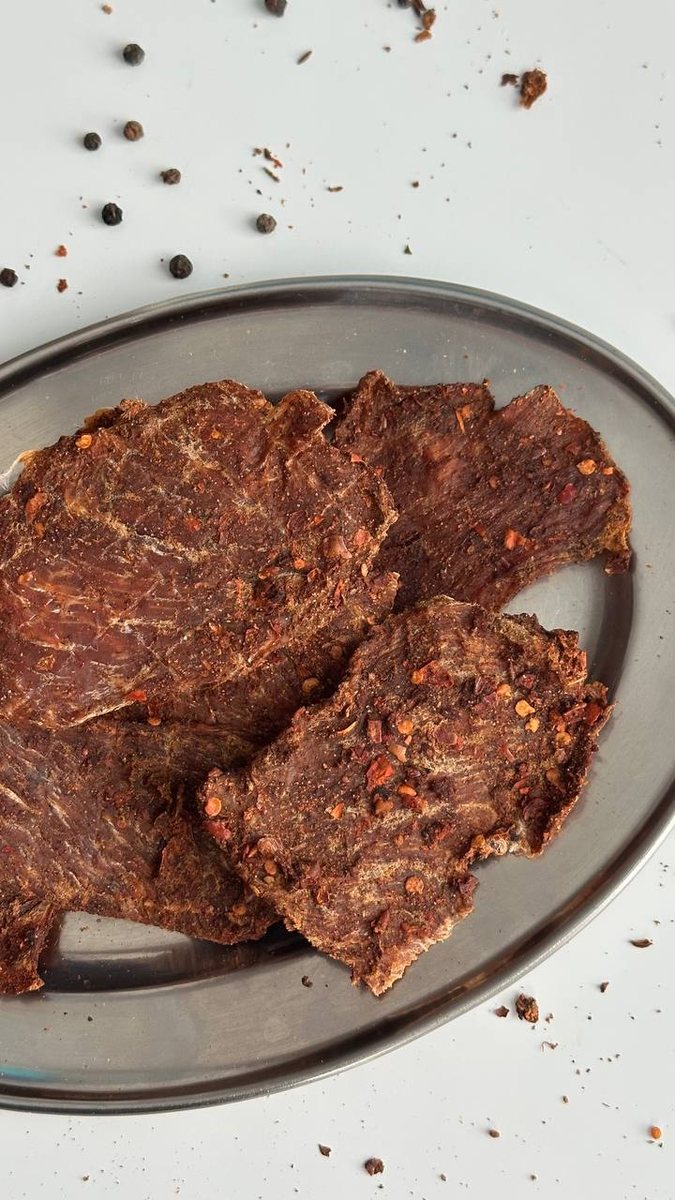 Крупний план скибочок курячих джерків на тарілці