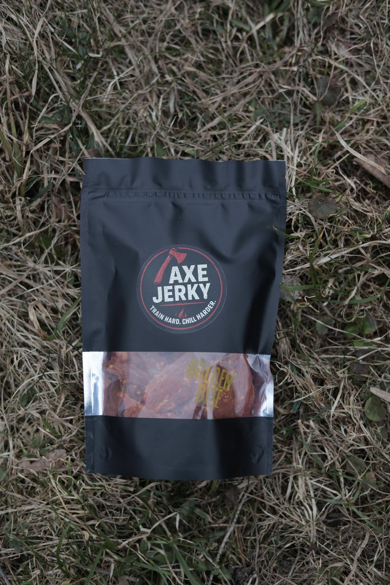 Пачка курячих джерків AXE Jerky на траві на природі